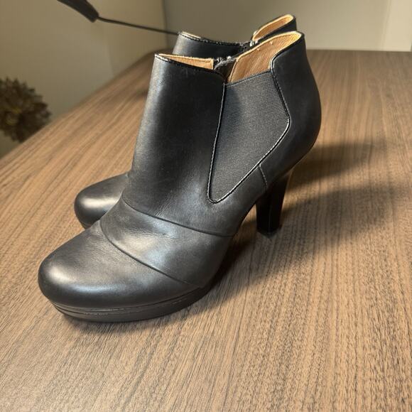 Sofft Women’s Chelsea style black ankle boot, 4 inch heel - Picture 2 of 8